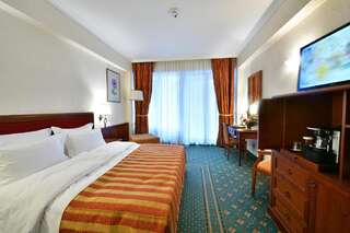 Отель Lux Garden Hotel Азуга Стандартный двухместный номер с 1 кроватью или 2 отдельными кроватями-1