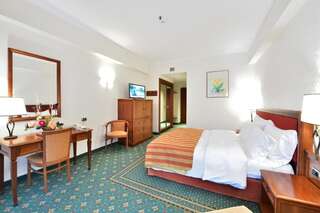 Отель Lux Garden Hotel Азуга Стандартный двухместный номер с 1 кроватью или 2 отдельными кроватями-2
