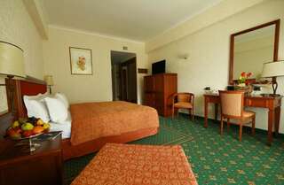 Отель Lux Garden Hotel Азуга Стандартный двухместный номер с 1 кроватью или 2 отдельными кроватями-4