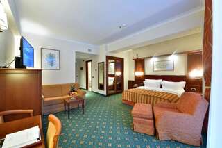 Отель Lux Garden Hotel Азуга Представительский двухместный номер с 1 кроватью-1